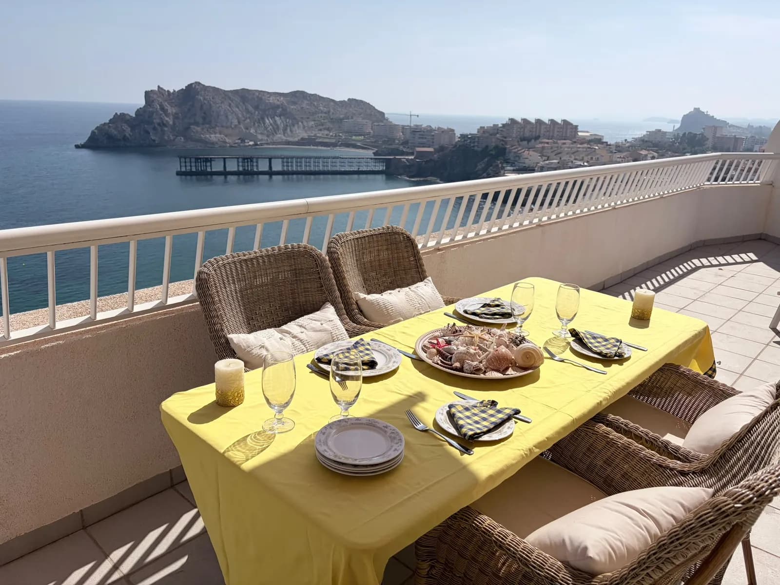 Table extérieure et vue sur la mer