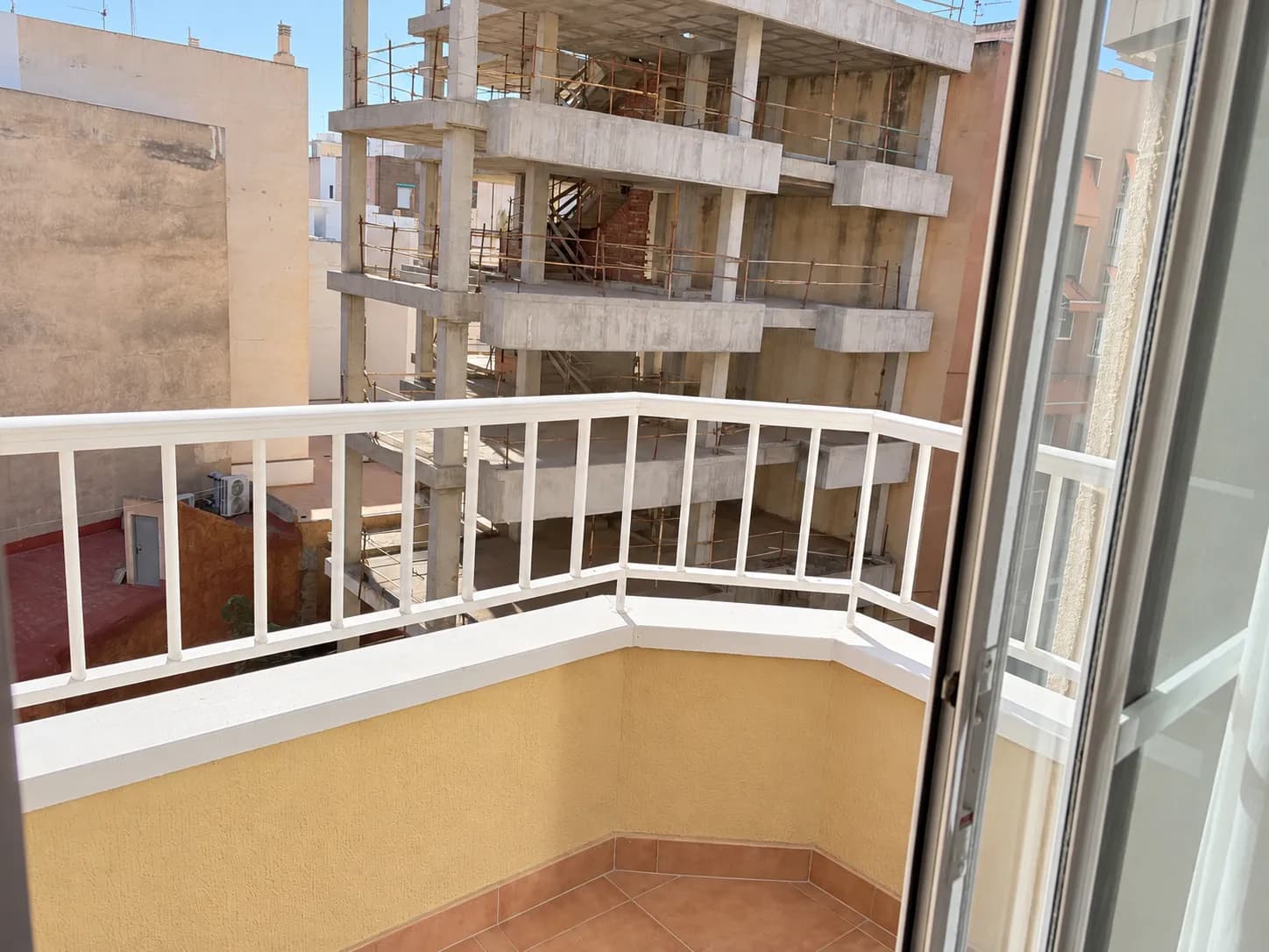Balcon et immeubles voisins