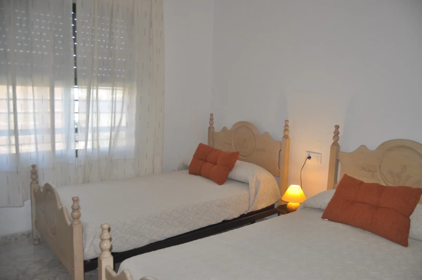 Dormitorio con dos camas individuales