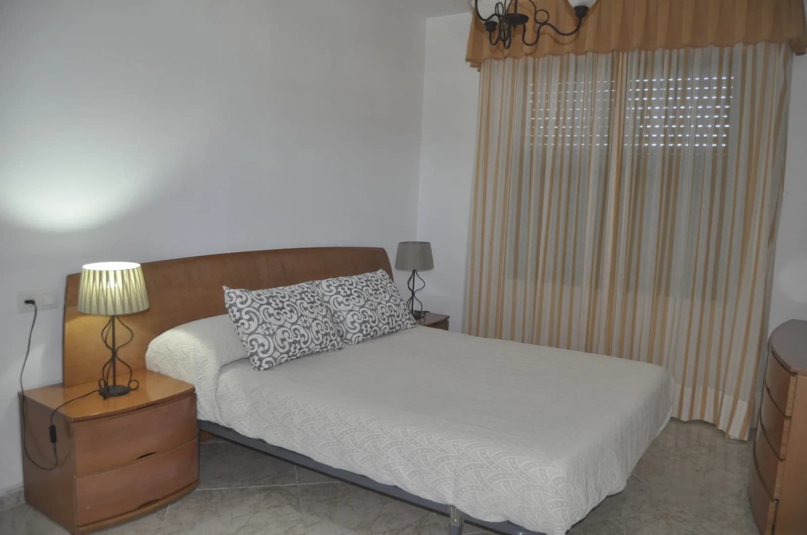 Dormitorio con cama de matrimonio