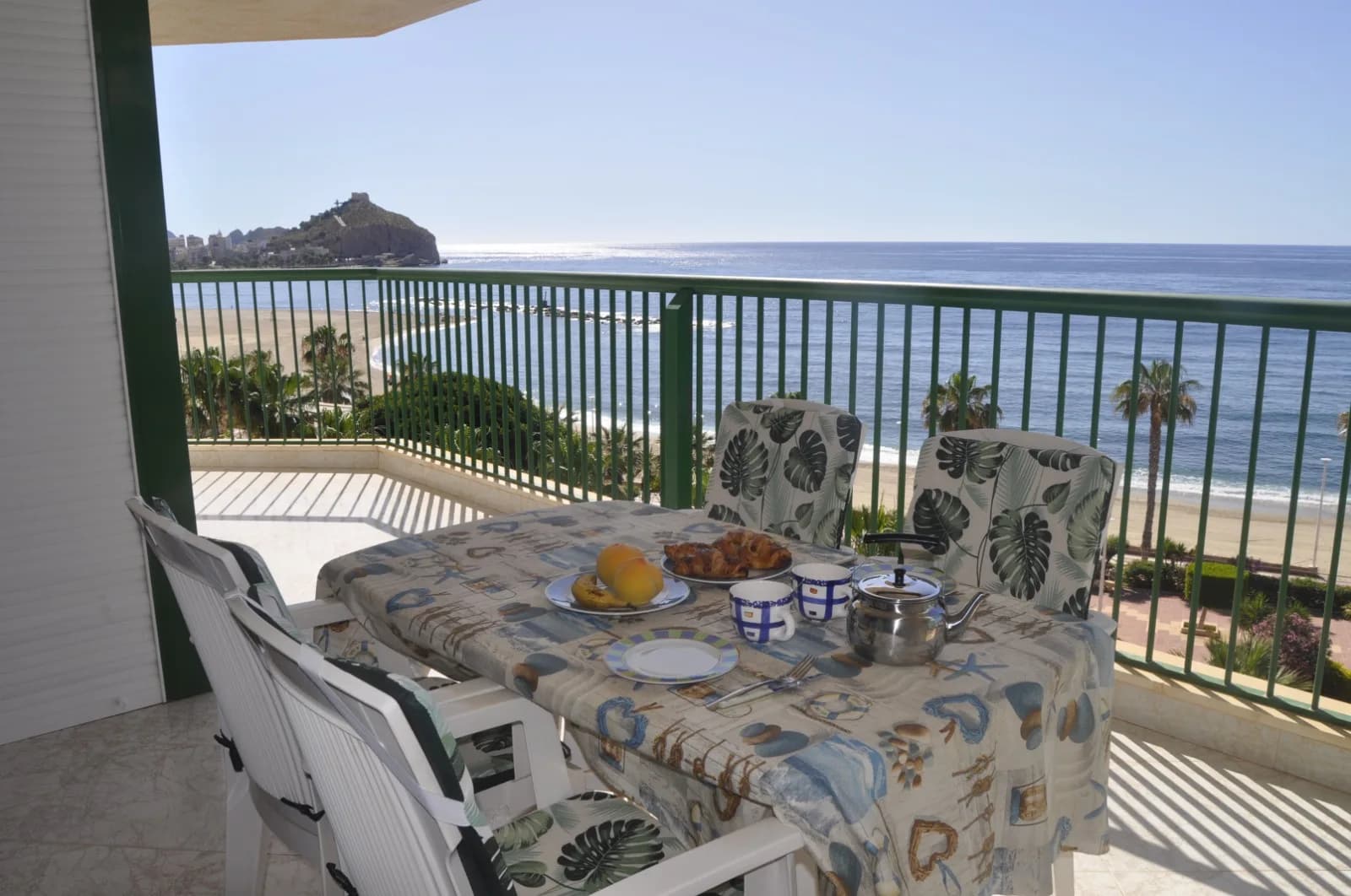 Terraza con vistas al mar y al castillo de Águilas