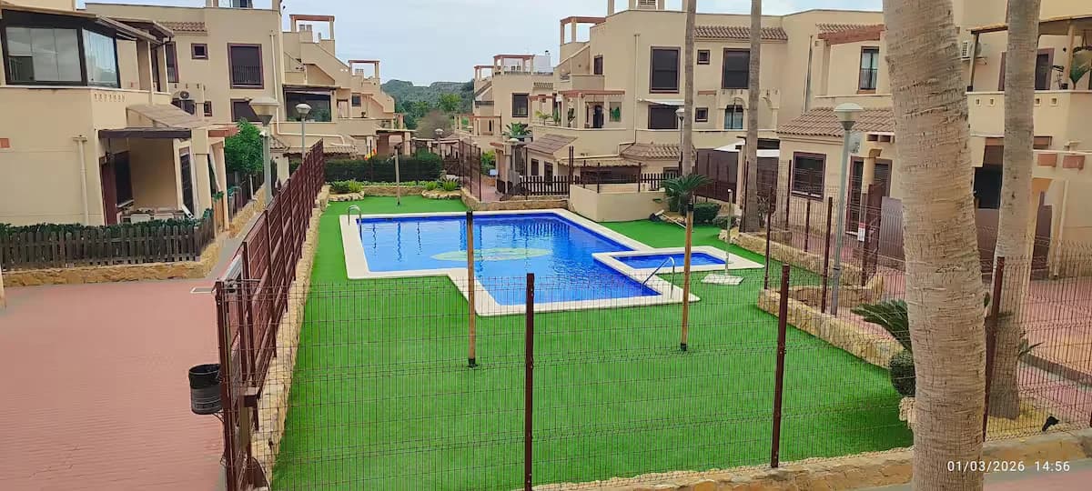 Piscina comunitaria de la urbanización Los Collados