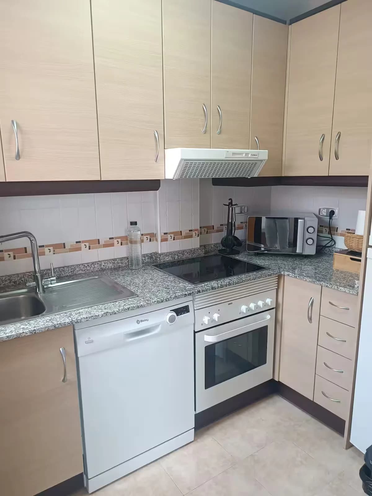 Cocina equipada con horno, lavavajillas y microondas
