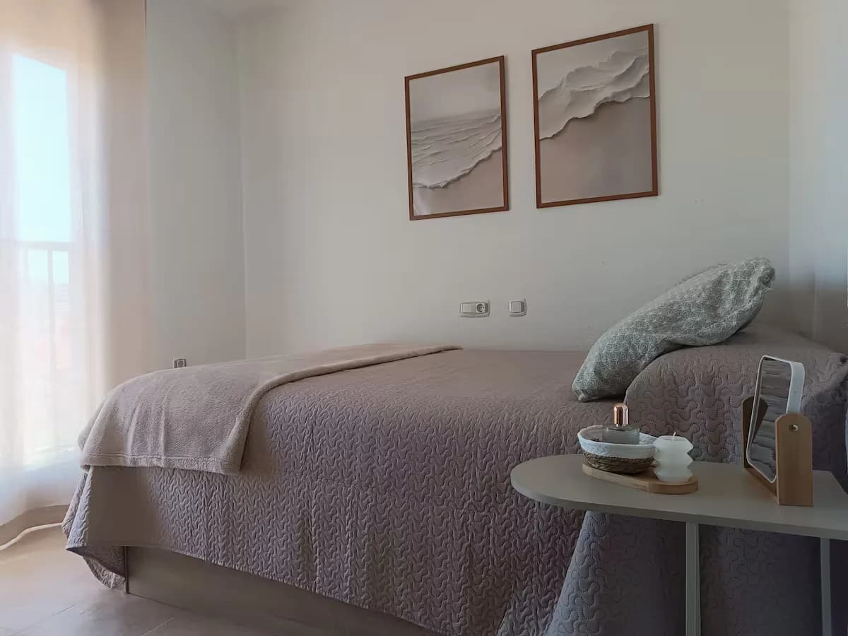 Dormitorio con cama doble y ventilador de techo