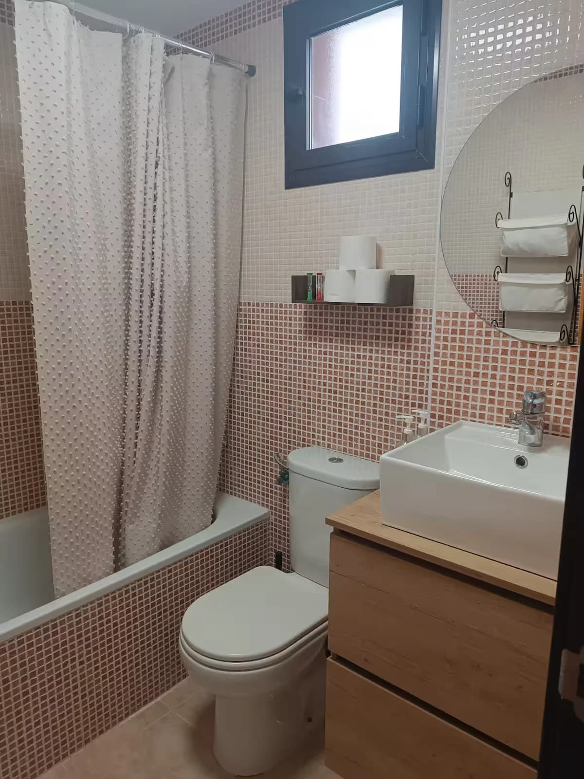 Baño con bañera y bidé