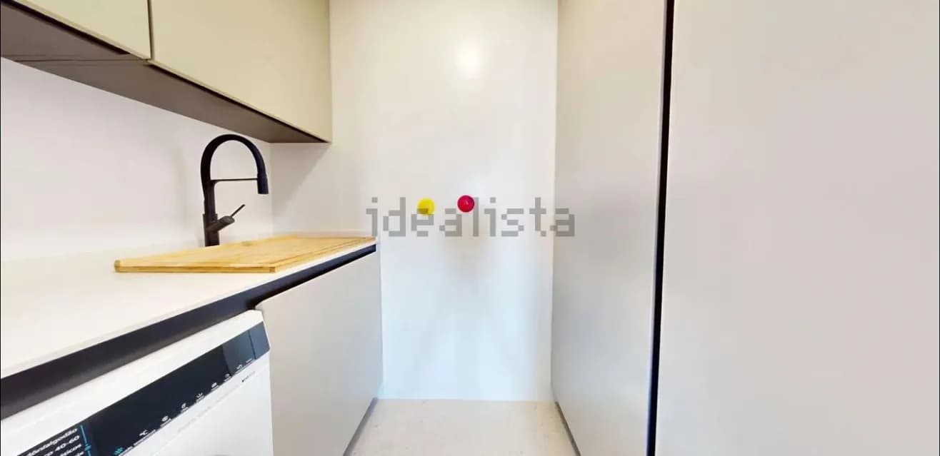 Isla de cocina con encimera oscura