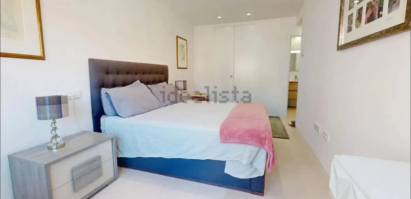 Dormitorio con cama de matrimonio y mesillas