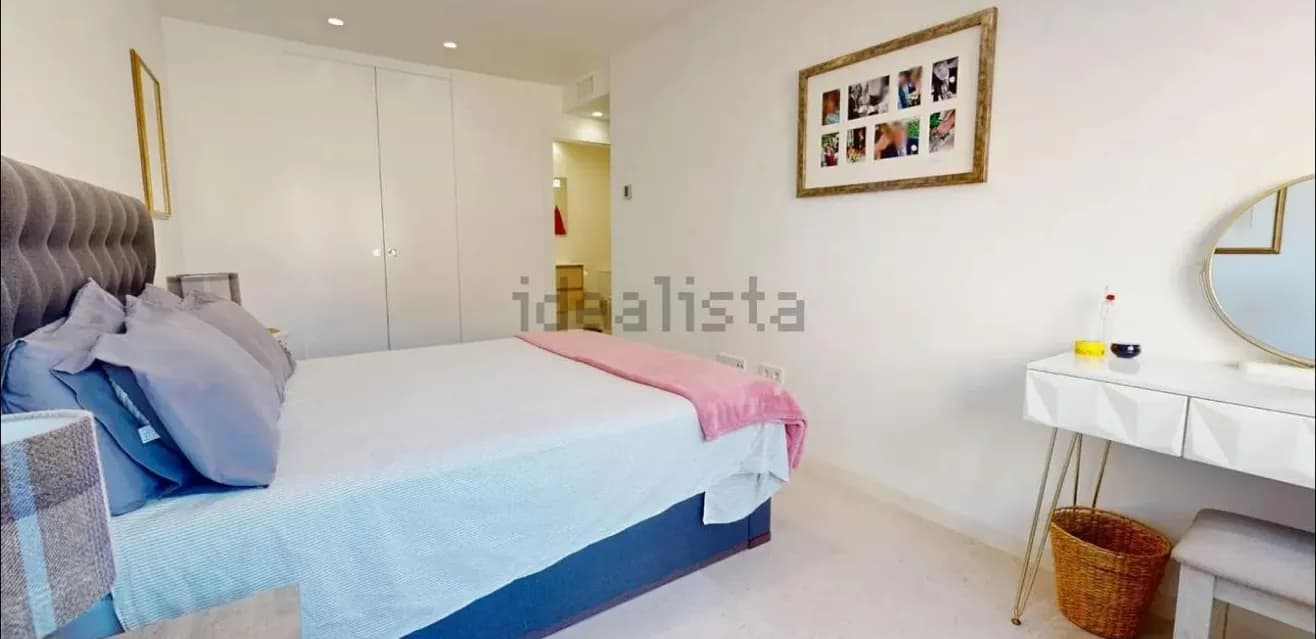 Dormitorio con cabecero tapizado