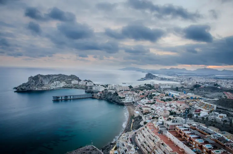 Águilas desde lo alto: la bahía del Hornillo con su embarcadero de hierro, el pueblo y el castillo de San Juan sobre su cerro