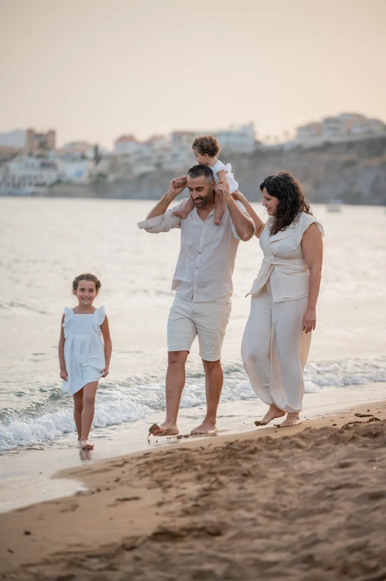 Family playing beside the sea, photograph by Carlos Norte